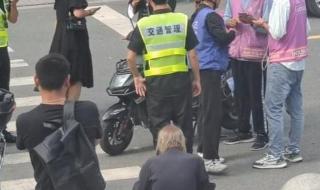 外卖小哥16秒停住失控汽车