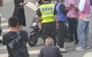 外卖小哥16秒停住失控汽车,反应有多及时 外卖小哥16秒停住失控汽车